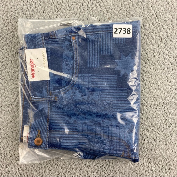 Wrangler Women's Mid-Rise Vintage Cutoff Quilted Star Shorts   |  Size:  12 - Picture 14 of 14